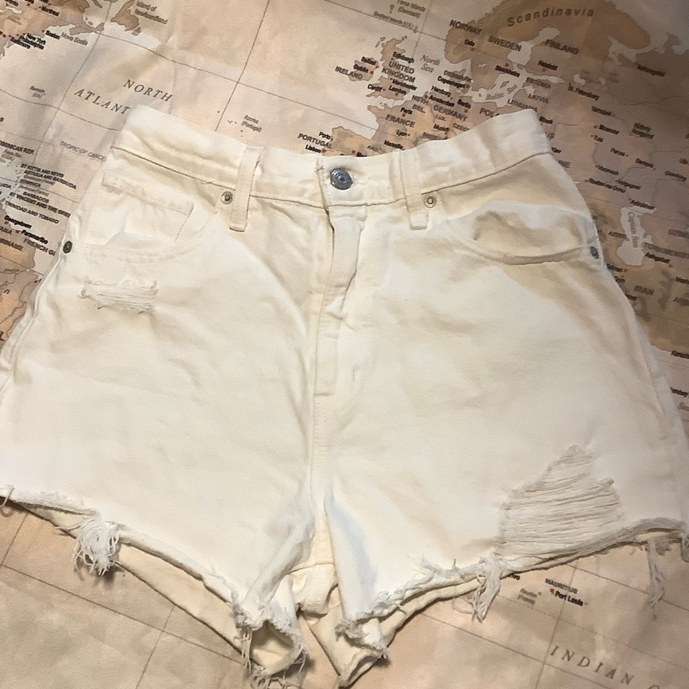 Levi’s White Distressed Women Shorts 27